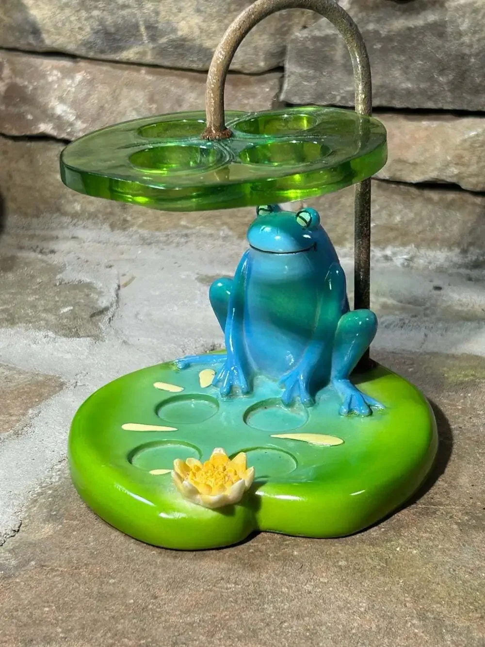 Fun Blue Frog on a Green Lily Pad vintage Kitschy Toothbrush Holder READ